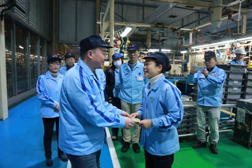黨委書記、執(zhí)委肖波慰問員工.JPG