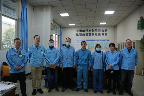 公司領(lǐng)導與被慰問員工合影.JPG